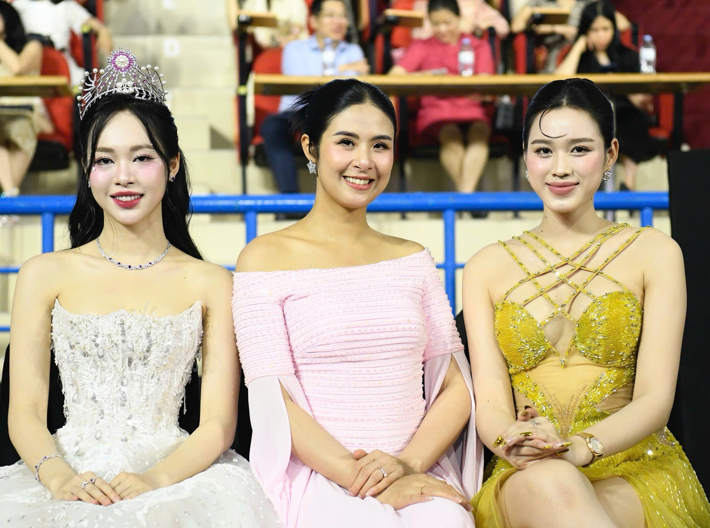 Hoa hậu Ngọc Hân đổi sang váy trễ vai hồng, tụ hội với Hoa hậu Đỗ Hà và Á hậu Trịnh Thùy Linh trên khán đài.
