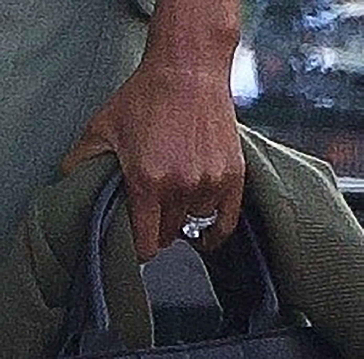 Bà Michelle đeo nhẫn cưới trong chuyến đi đến Los Angeles. Ảnh: BackGrid.