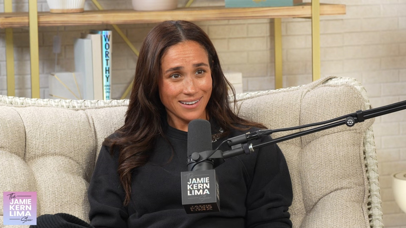 Meghan Markle hoán đổi vị trí từ người dẫn chương trình thành khách mời podcast. Ảnh: YouTube. Meghan Markle hoán đổi vị trí từ người dẫn chương trình thành khách mời podcast. Ảnh: YouTube.