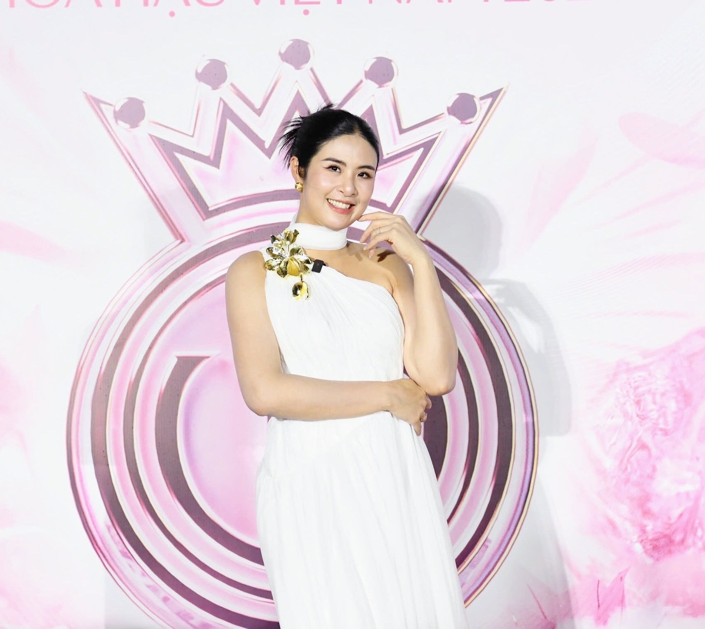 Ngọc Hân rạng rỡ với chiếc váy lấy cảm hứng từ Hy Lạp cổ đại.