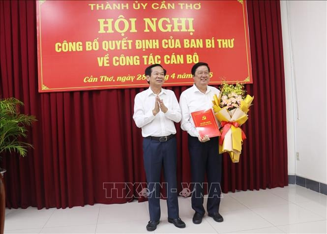 Ông Đỗ Thanh Bình - Ủy viên Trung ương Đảng, Bí thư Thành ủy Cần Thơ, trao quyết định nghỉ hưu của Ban Bí thư cho ông Phạm Văn Hiểu. Ảnh: TTXVN.