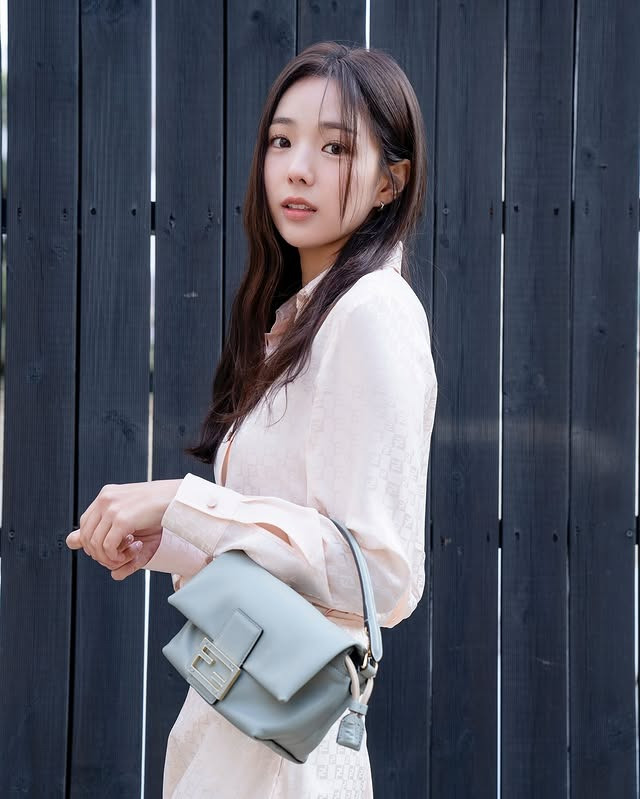 Trong cuộc bình chọn của King Choice, Chae Soo Bin vượt mặt nhiều cái tên đình đám như Song Hye Kyo, Son Ye Jin, Kim Jisoo (BlackPink), Suzy, Han Hyo Joo, Kim Ji Won, Han Ga In... để trở thành nữ diễn viên đẹp nhất Hàn Quốc năm 2025. Trên thực tế, thành tích này của Chae Soo Bin không quá bất ngờ vì cô cũng là người nắm giữ vị trí đầu bảng nhan sắc của trang bình chọn nổi tiếng xứ kim chi này vào năm 2024.