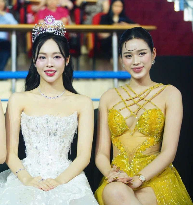 Gấp đôi visual trong một khung hình. Hoa hậu Đỗ Hà sắc sảo và Á hậu Trịnh Thùy Linh ngọt ngào.