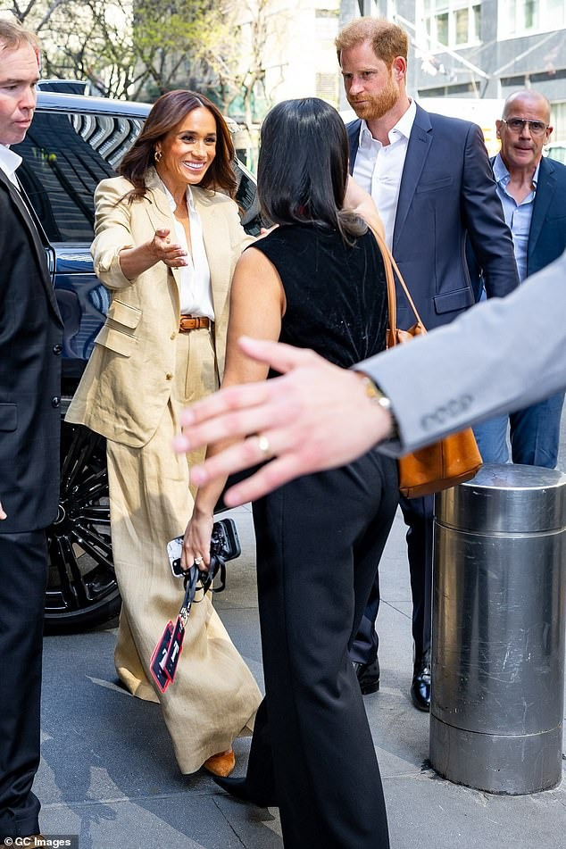 Động tác tay của Meghan được cho là thể hiện vị thế ngôi sao &quot;trên cơ&quot; chồng. Ảnh: GC.