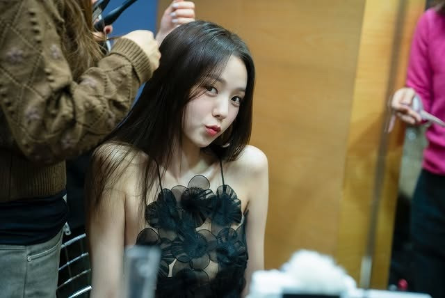 Ngoài đời, người đẹp 9X cũng theo đuổi phong cách ăn mặc khá tương đồng với Hong Hee Joo. Tuy nhiên, so với vẻ đượm buồn, hơi nhút nhát của nhân vật, Chae Soo Bin trông tươi trẻ và hoạt bát hơn.