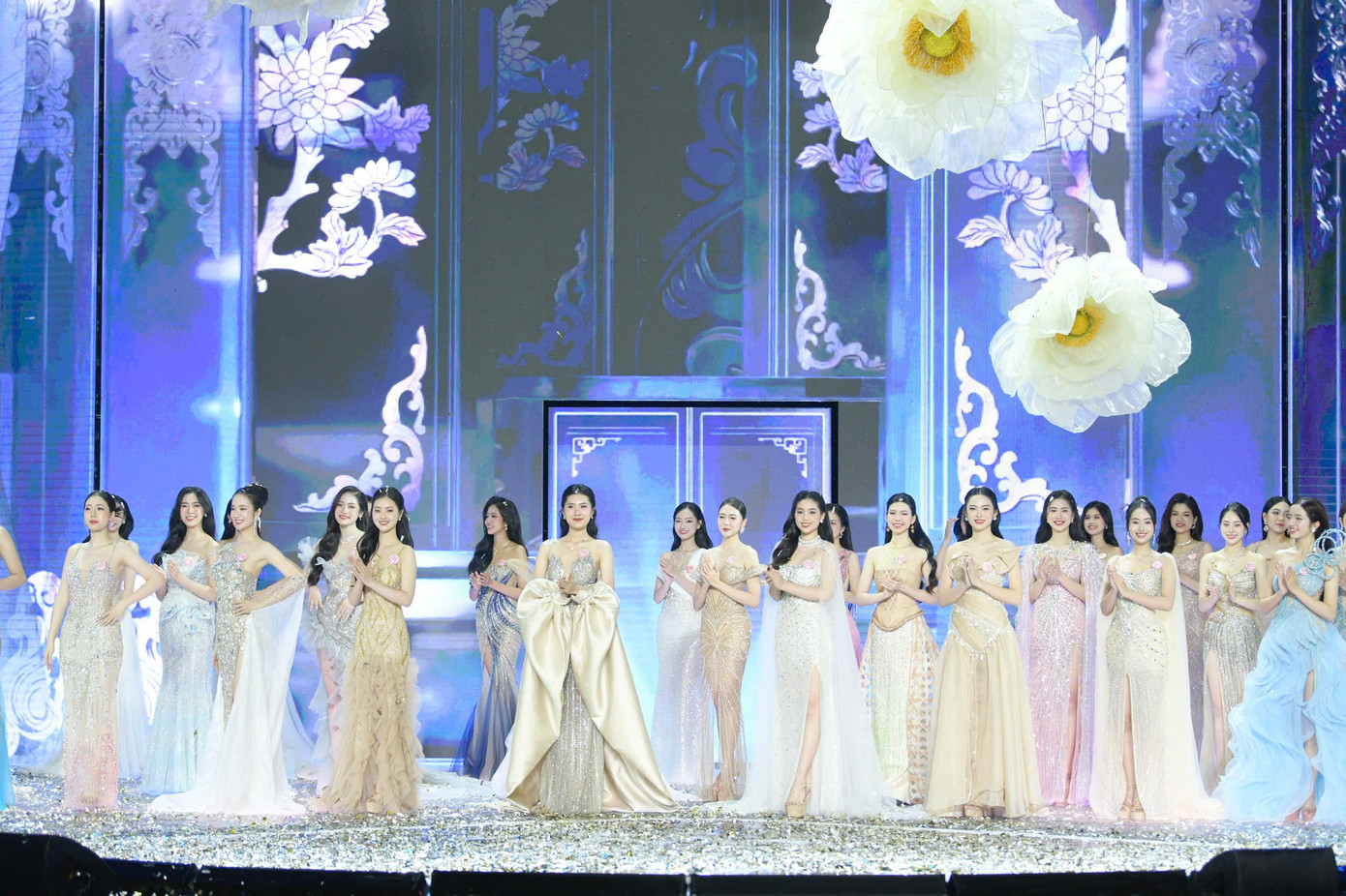 Thí sinh Hoa hậu Việt Nam 2024 lộng lẫy trong trang phục dạ hội. Theo ban tổ chức, các cô gái được tự chọn trang phục theo các chủ đề giọt sương, màu nắng, hoa sen và bầu trời, từ đó gián tiếp gửi đến cuộc thi thông điệp riêng.