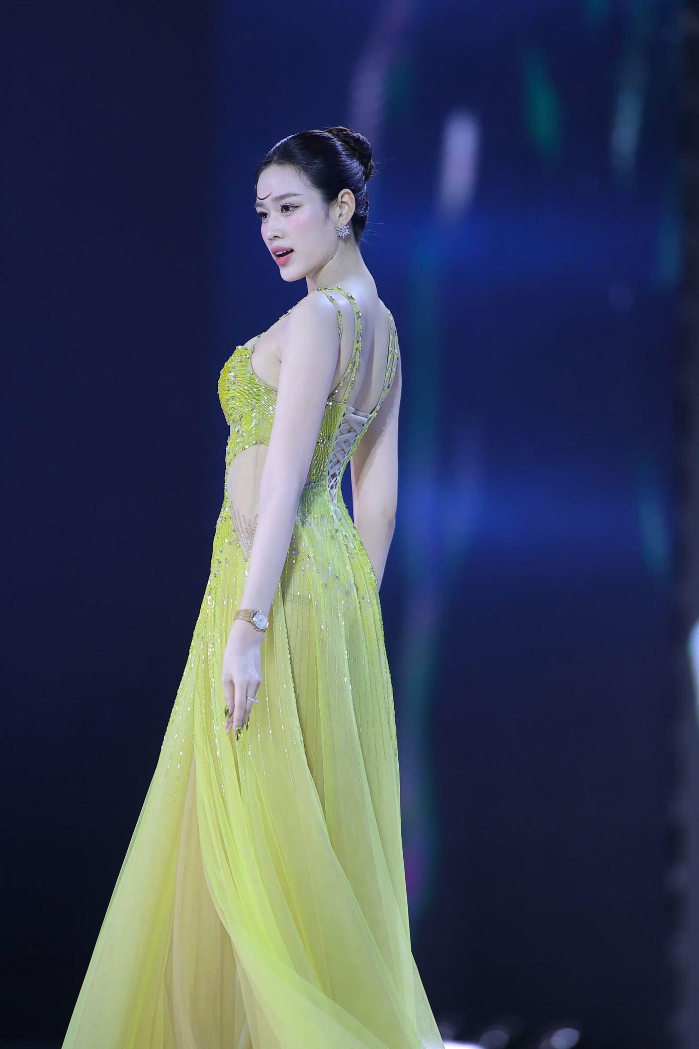 Hoa hậu Đỗ Hà thể hiện kỹ năng catwalk uyển chuyển, với thần thái rạng ngời.