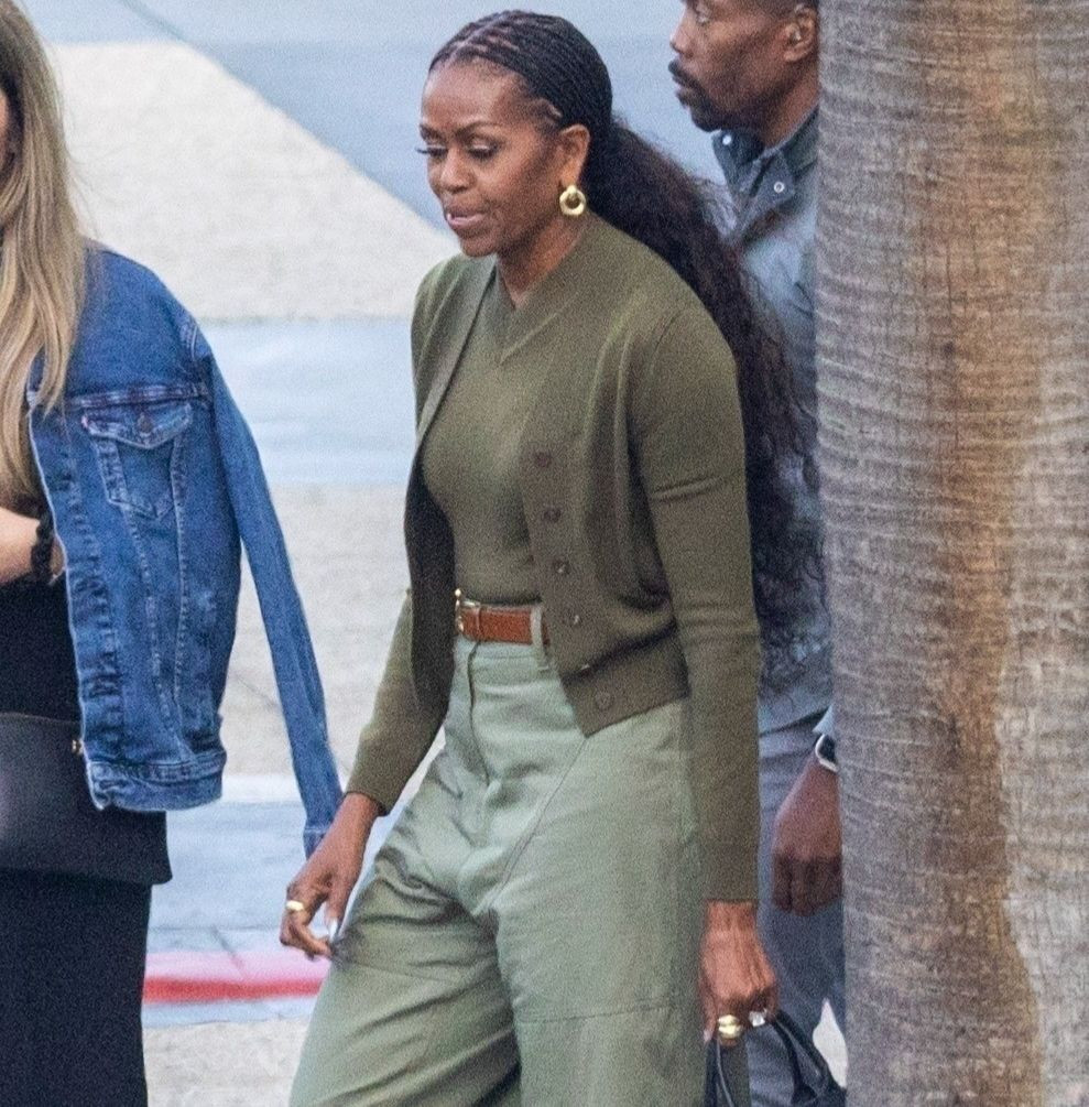 Bà Michelle đeo nhẫn cưới trong chuyến đi đến Los Angeles. Ảnh: BackGrid.