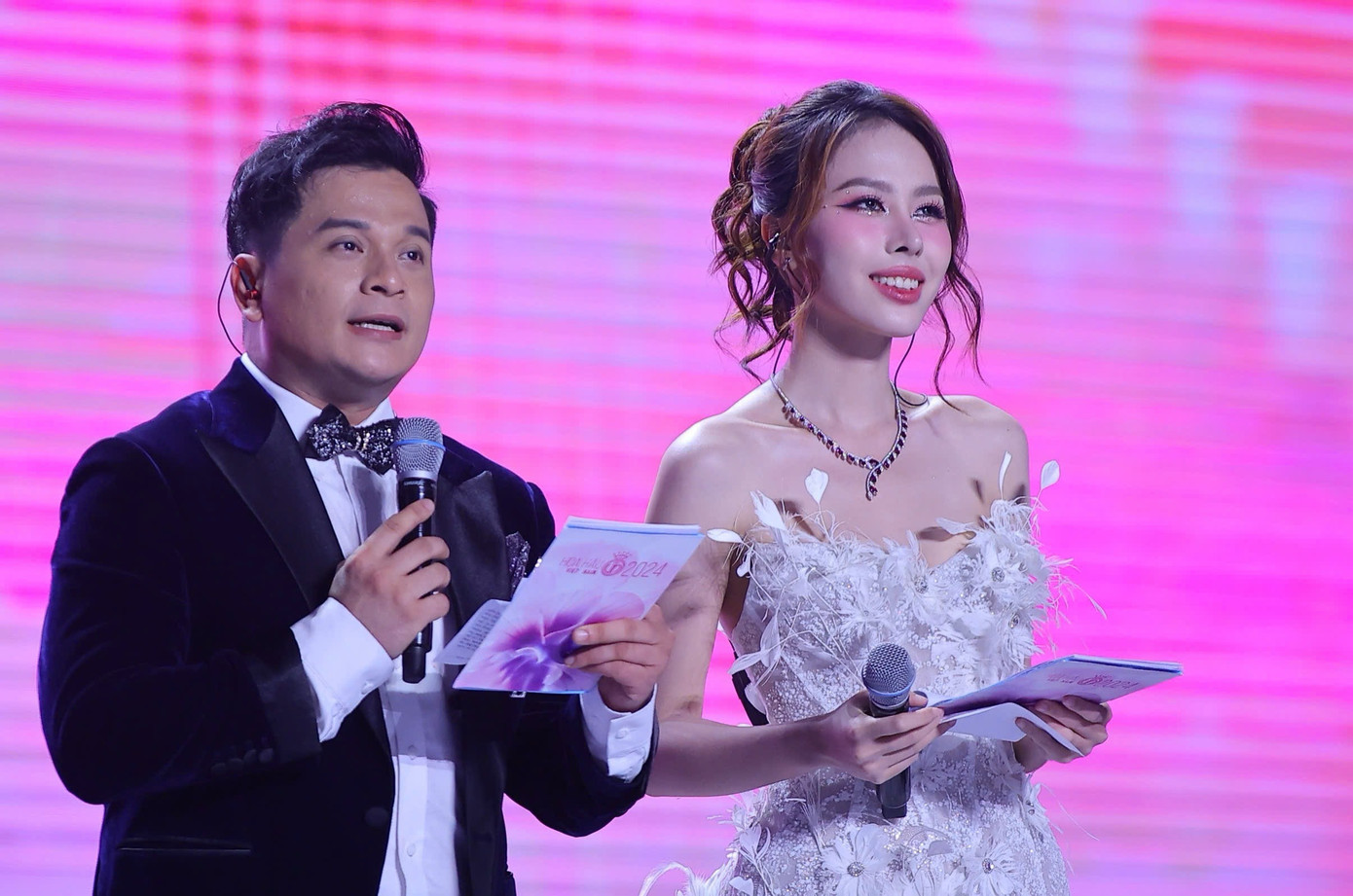 Á hậu Ngọc Hằng cùng MC Danh Tùng là hai người dẫn dắt đêm chung khảo.