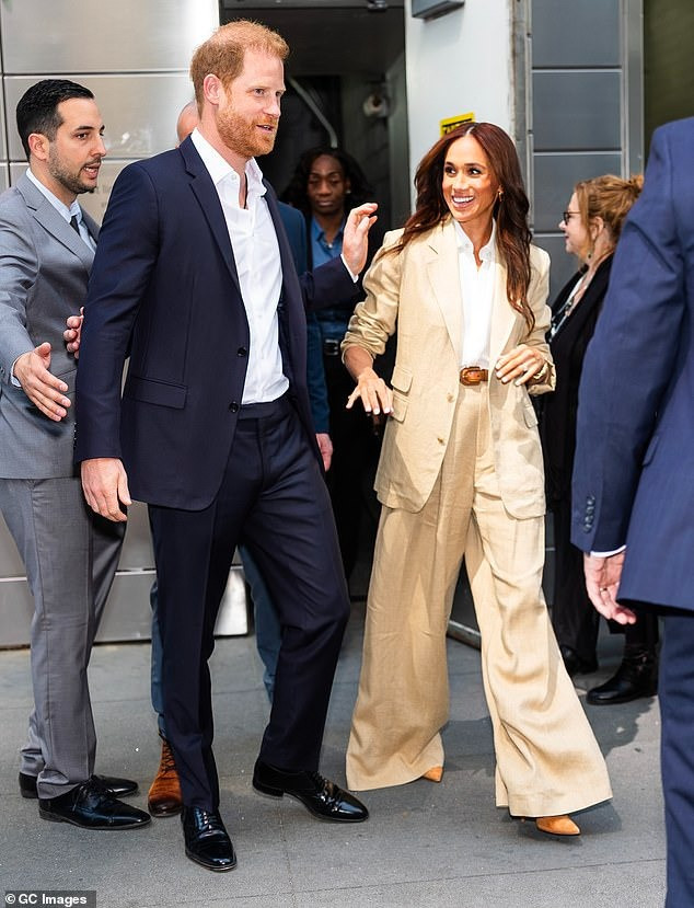 Cư dân mạng cho rằng Harry giống vệ sĩ của Meghan. Ảnh: GC.