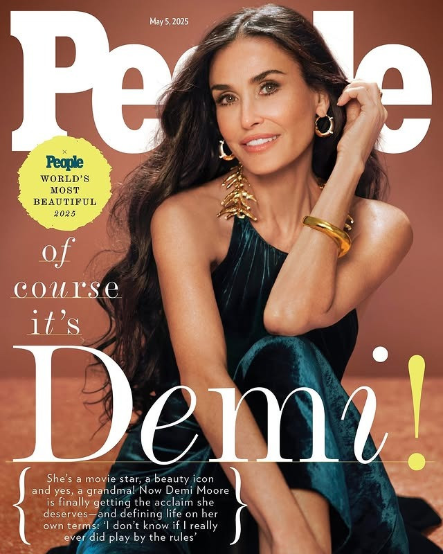Demi Moore trên trang bìa ấn bản 2025 World's Most Beautiful của People. Ảnh: Greg Swales. Demi Moore trên trang bìa ấn bản 2025 World's Most Beautiful của People. Ảnh: Greg Swales.