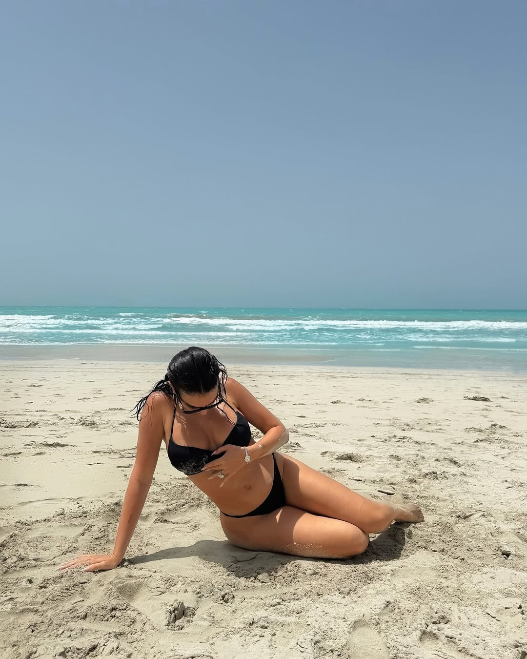 Ngày 24/4, Georgina Rodriguez đăng ảnh tạo dáng với bikini trên bãi biển. Màn khoe đường cong cơ thể của bạn gái Ronaldo hút hơn 2,8 triệu lượt Thích. Ảnh: IG.