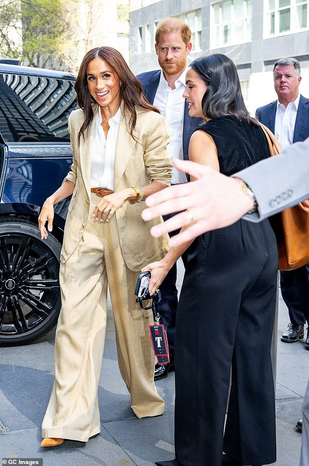 Động tác tay của Meghan được cho là thể hiện vị thế ngôi sao &quot;trên cơ&quot; chồng. Ảnh: GC.