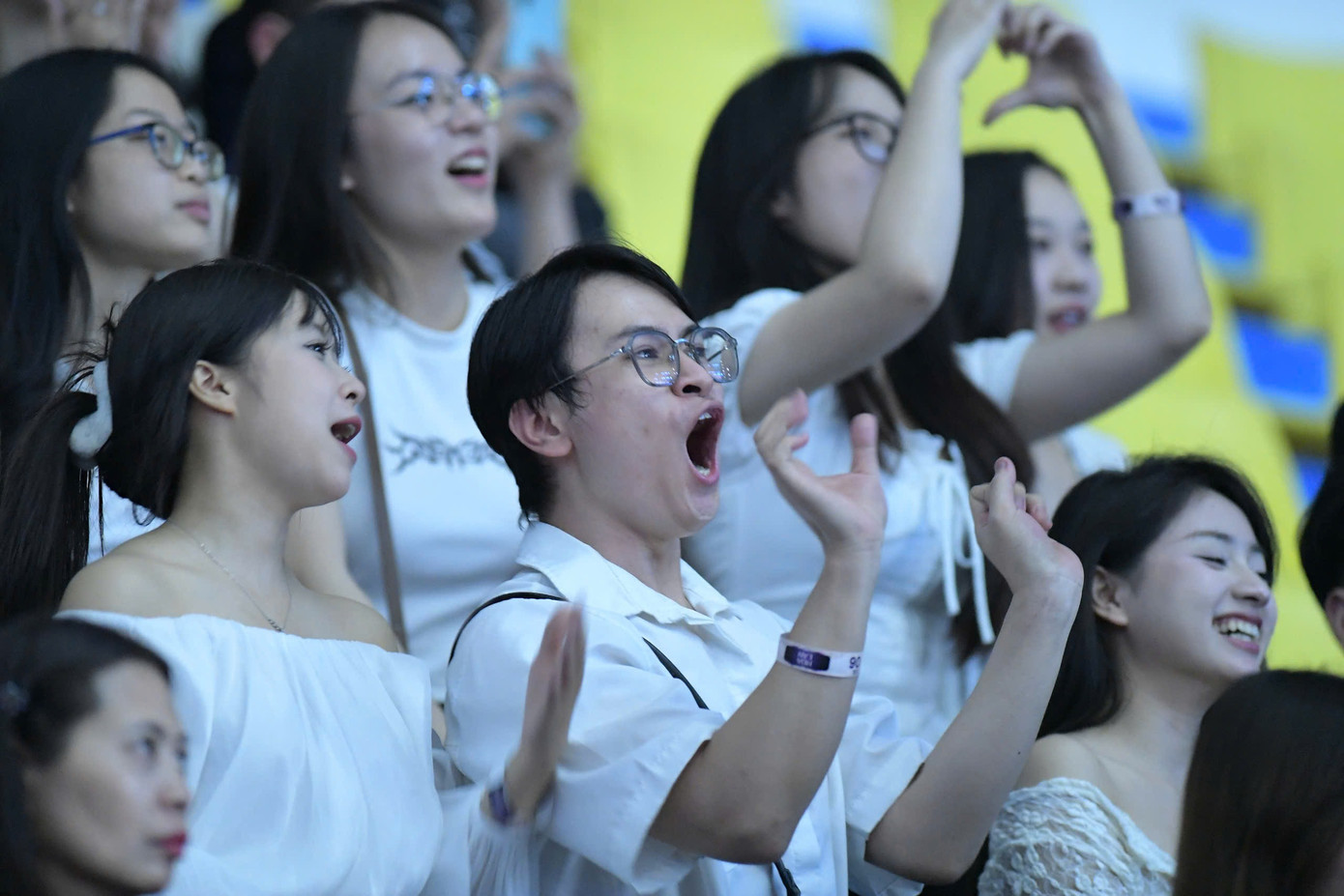 Dù hơn 22h, khán giả vẫn chật kín khán đài tại Cung thể thao Quần Ngựa. Mọi người nhiệt tình cổ vũ cho thí sinh Hoa hậu Việt Nam 2024.