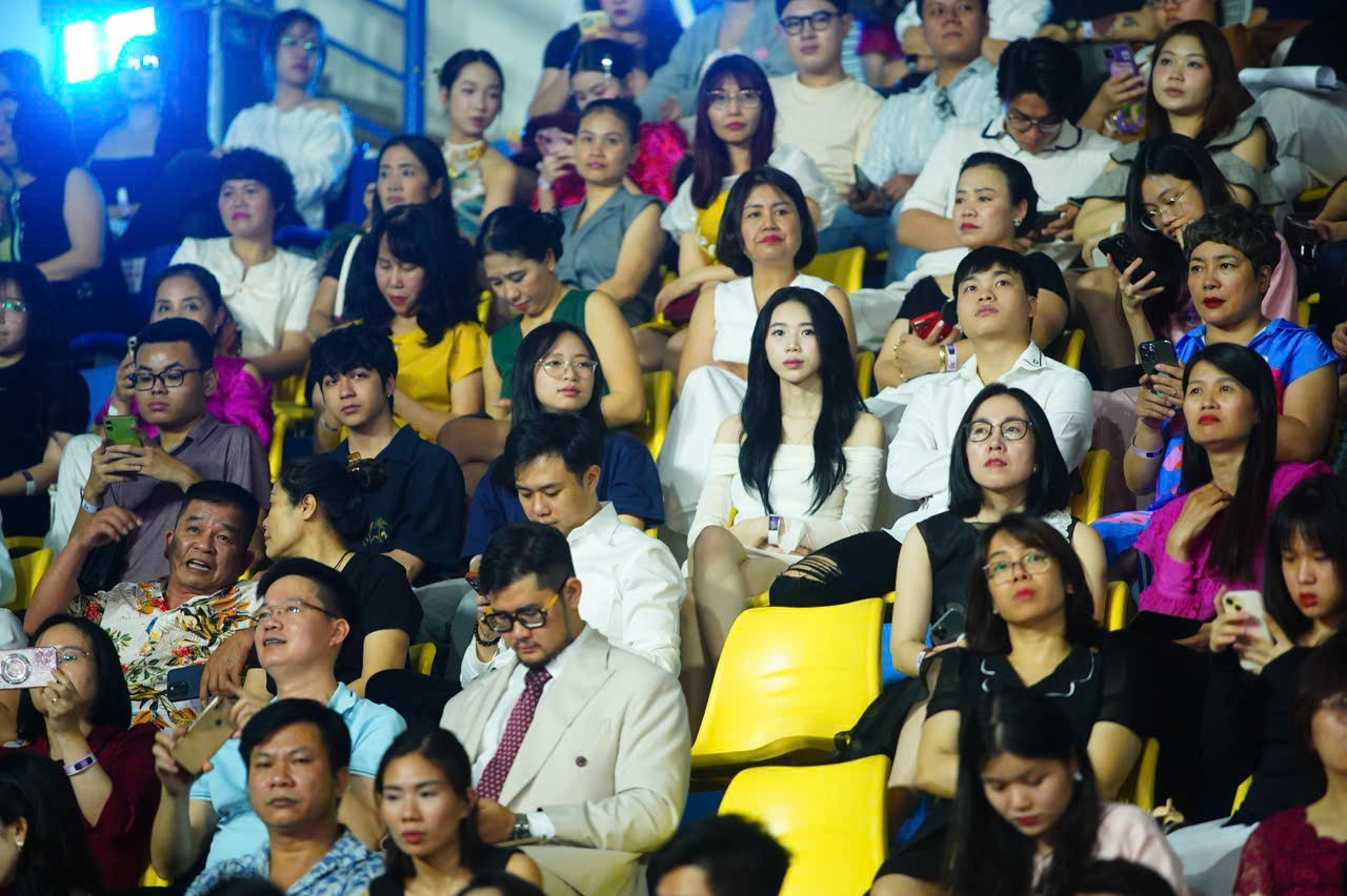 Khán giả gần như lấp kín hết chỗ ngồi bên trong Cung thể thao Quần Ngựa. Mọi người diện trang phục đẹp và chỉn chu đến xem chung khảo toàn quốc.