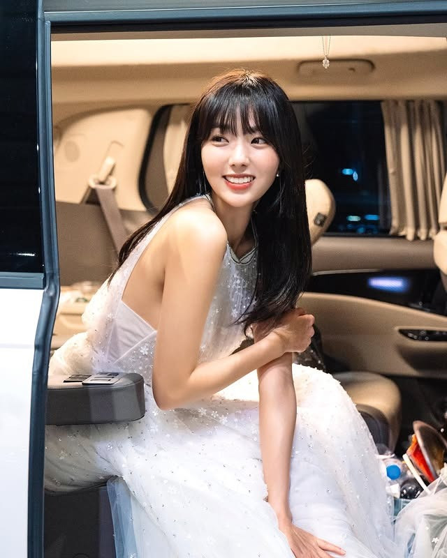 Trong cuộc bình chọn của King Choice, Chae Soo Bin vượt mặt nhiều cái tên đình đám như Song Hye Kyo, Son Ye Jin, Kim Jisoo (BlackPink), Suzy, Han Hyo Joo, Kim Ji Won, Han Ga In... để trở thành nữ diễn viên đẹp nhất Hàn Quốc năm 2025. Trên thực tế, thành tích này của Chae Soo Bin không quá bất ngờ vì cô cũng là người nắm giữ vị trí đầu bảng nhan sắc của trang bình chọn nổi tiếng xứ kim chi này vào năm 2024.