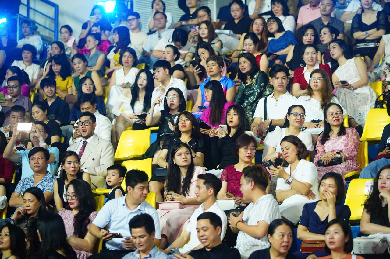 Khán giả gần như lấp kín hết chỗ ngồi bên trong Cung thể thao Quần Ngựa. Mọi người diện trang phục đẹp và chỉn chu đến xem chung khảo toàn quốc.