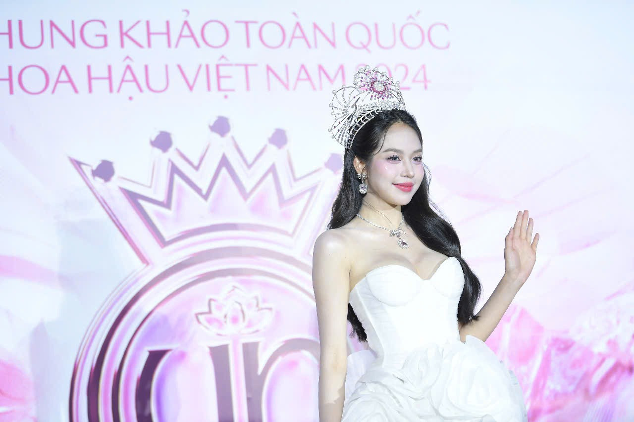 Đương kim Hoa hậu Việt Nam Huỳnh Thị Thanh Thủy diện váy cúp ngực trắng bồng bềnh, khoe nét đẹp pha trộn giữa ngọt ngào và gợi cảm.