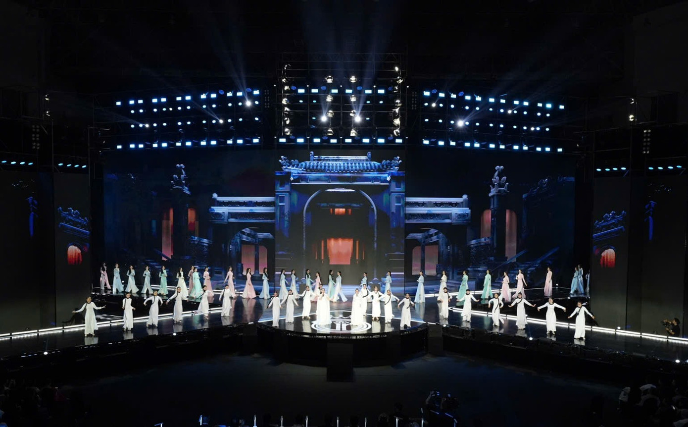 Top 41 đồng diễn áo dài trên nền nhạc Việt Nam hào quang rực sáng.