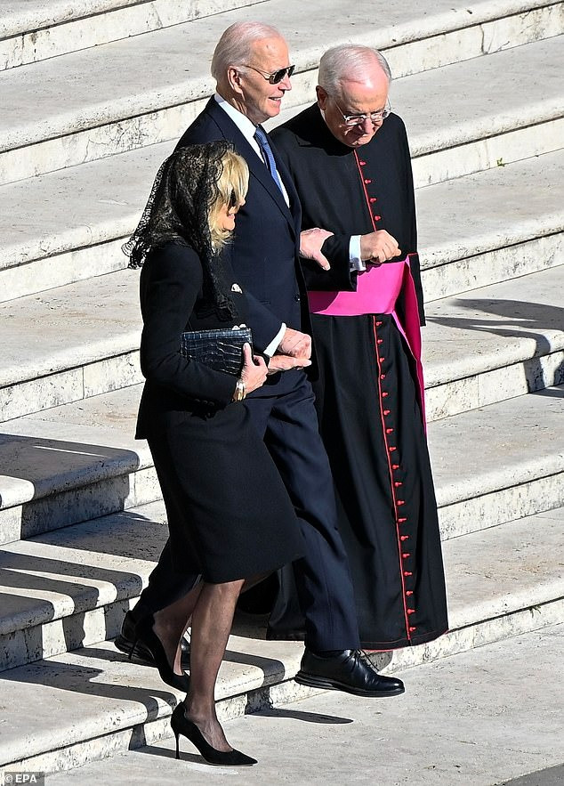 Khác với chồng bị chỉ trích vì đeo cà vạt xanh, bà Jill Biden đáp ứng đúng yêu cầu từ Vatican. Ảnh: EPA.
