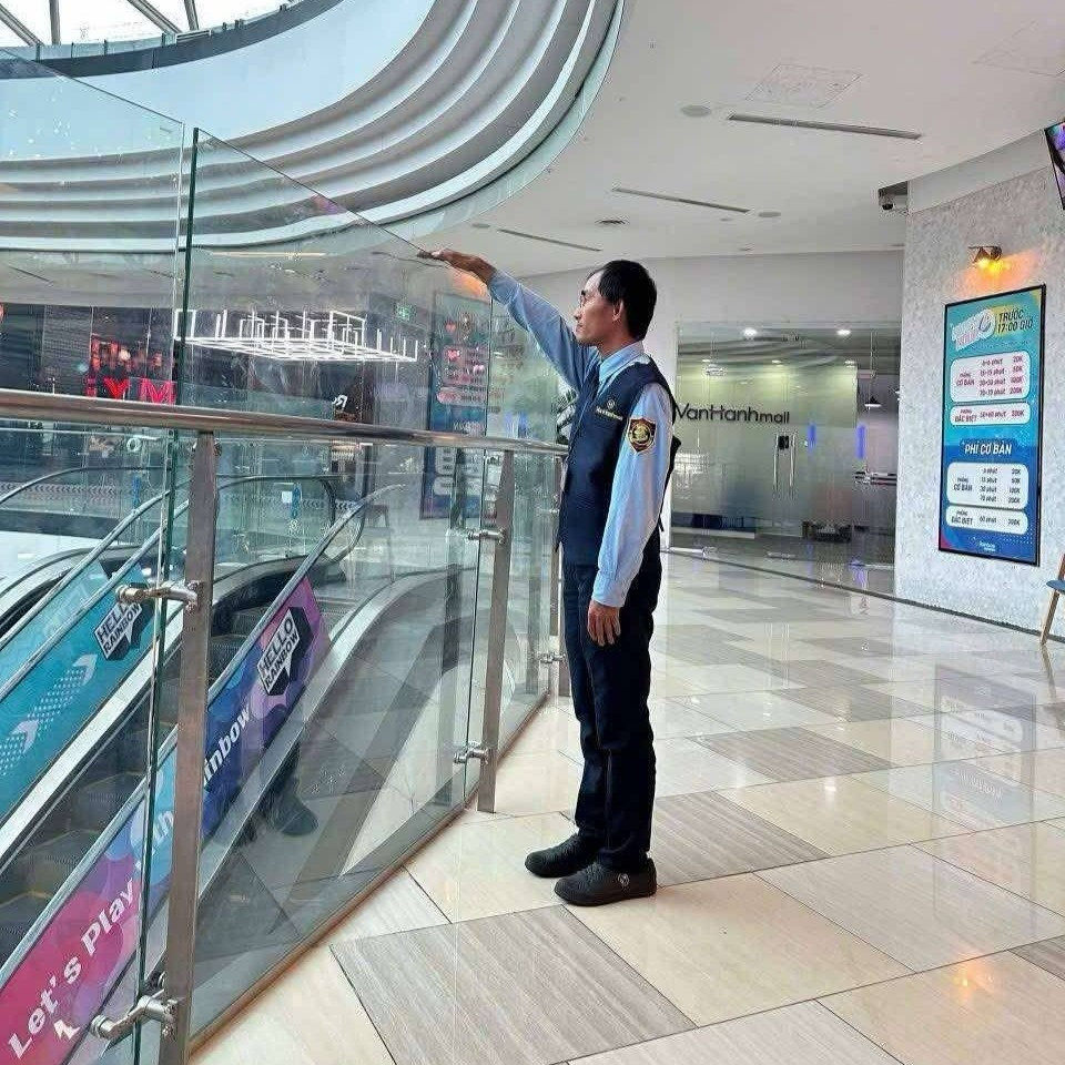 Vạn Hạnh Mall rào lưới một phần khoảng không thông tầng và nâng cao kính an toàn và lan can từ 1,4m lên 1,7m. Ảnh: Vạn Hạnh Mall. Vạn Hạnh Mall rào lưới một phần khoảng không thông tầng và nâng cao kính an toàn và lan can từ 1,4m lên 1,7m. Ảnh: Vạn Hạnh Mall.