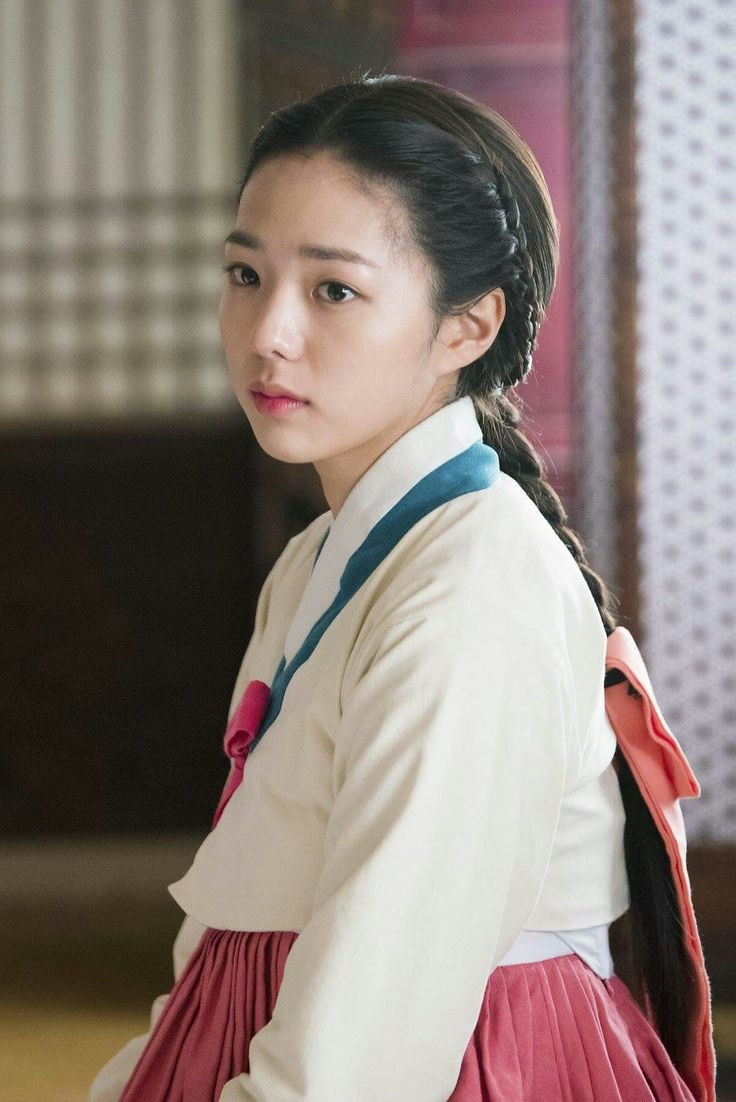 Vẻ ngoài xuất sắc giúp Chae Soo Bin &quot;lọt mắt xanh&quot; của nhân viên công ty giải trí khi trên đường đi học về. Cô sau đó ký hợp đồng với Toin Entertainment, chính thức bước vào ngành giải trí. Khi danh tiếng tăng lên, cô chuyển sang làm nghệ sĩ của King Kong by Starship, công ty quản lý các diễn viên khác như Lee Kwang Soo, Lee Dong Wook, Kim Bum và Yoo Yeon Seok.