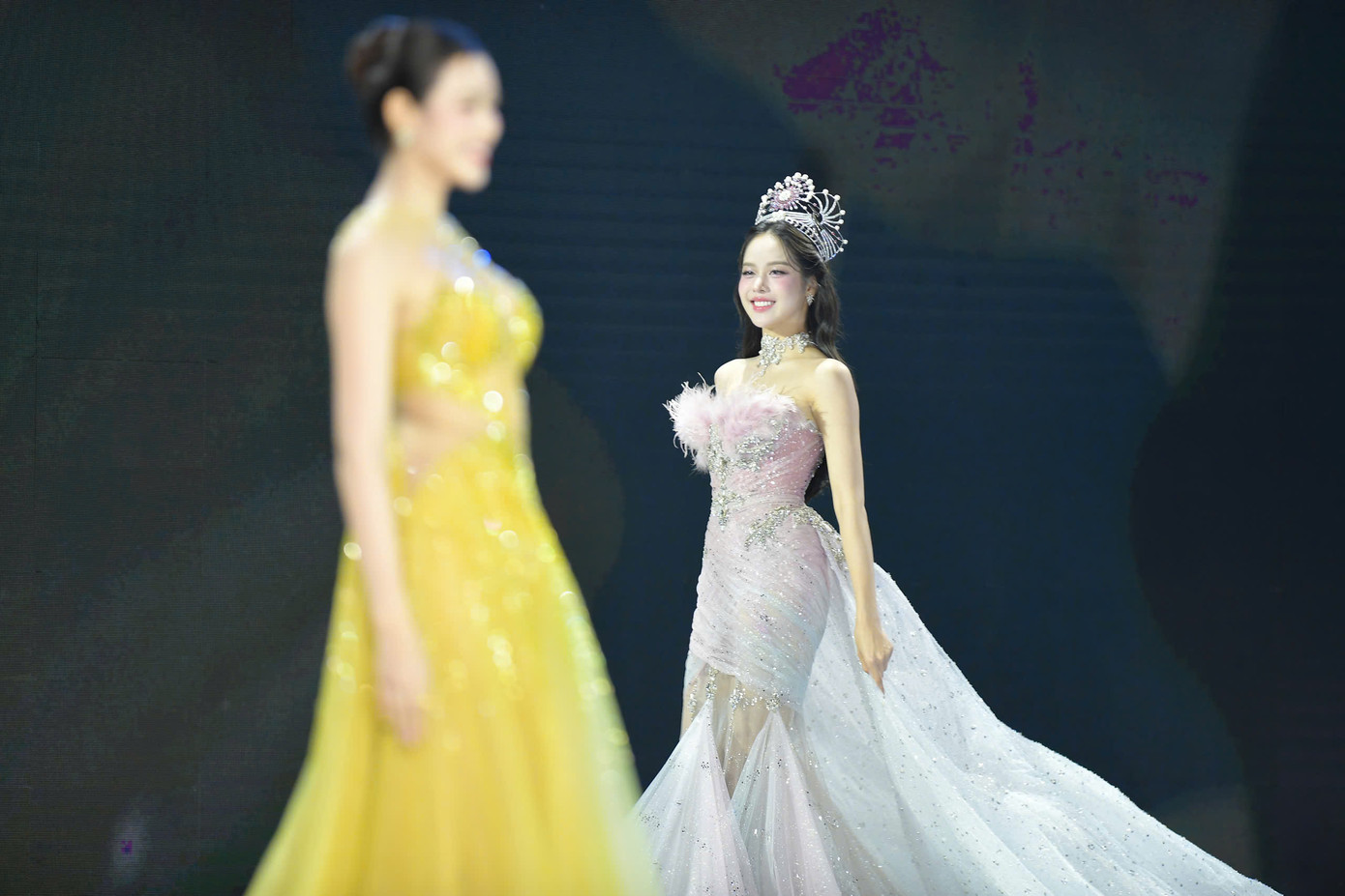 Hoa hậu Thanh Thủy mang đến một sắc thái khác hẳn đàn chị, yêu kiều và duyên dáng.