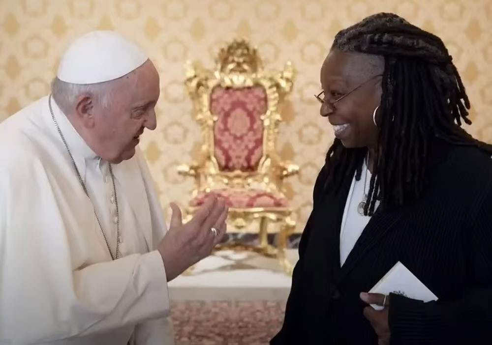 Whoopi Goldberg (ảnh trái) và Antonio Banderas chia sẻ ảnh chụp chung với Giáo hoàng trên trang cá nhân. Ảnh: IG. Whoopi Goldberg (ảnh trái) và Antonio Banderas chia sẻ ảnh chụp chung với Giáo hoàng trên trang cá nhân. Ảnh: IG.