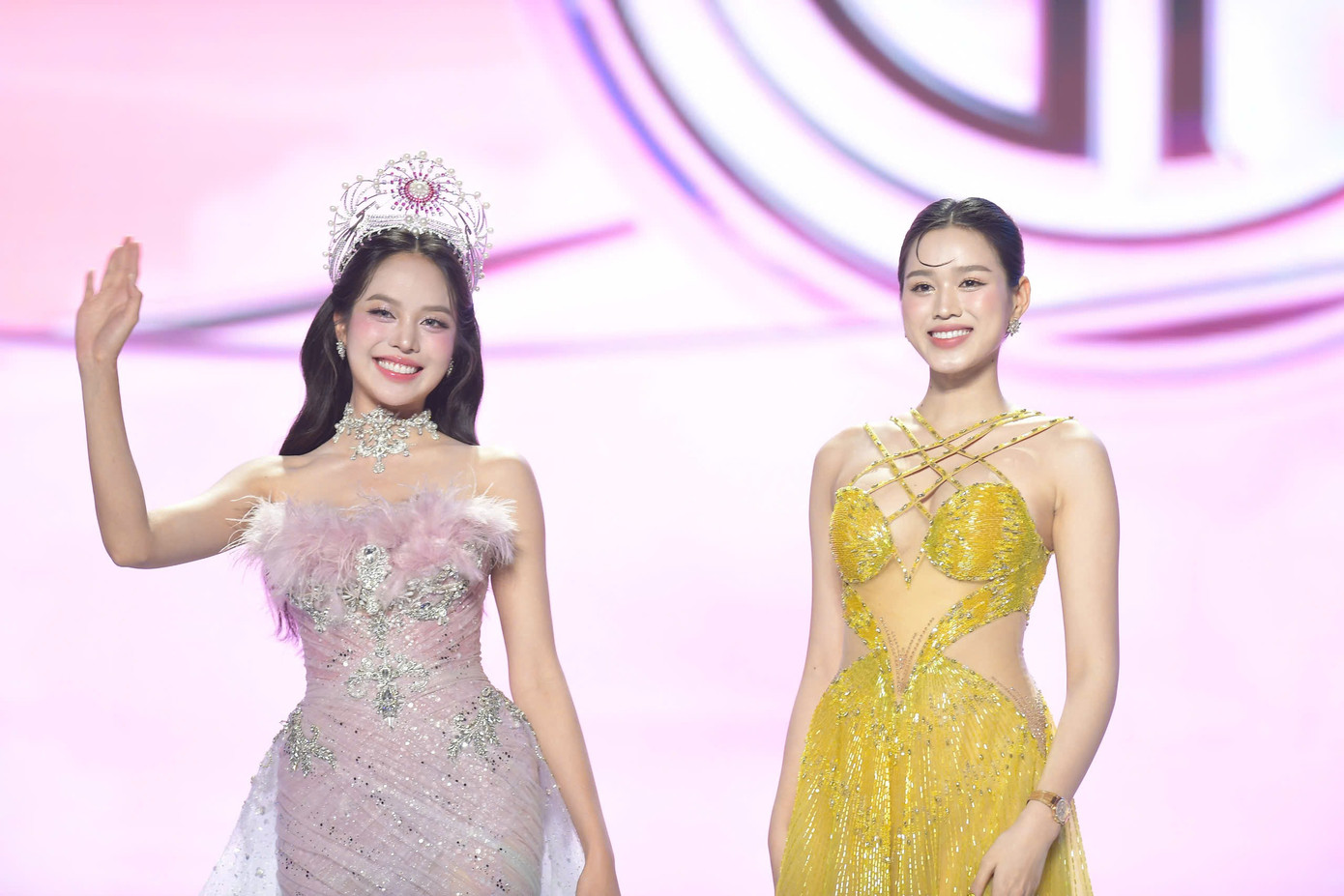 Khung hình bừng sáng bởi nhan sắc hai Hoa hậu Việt Nam.