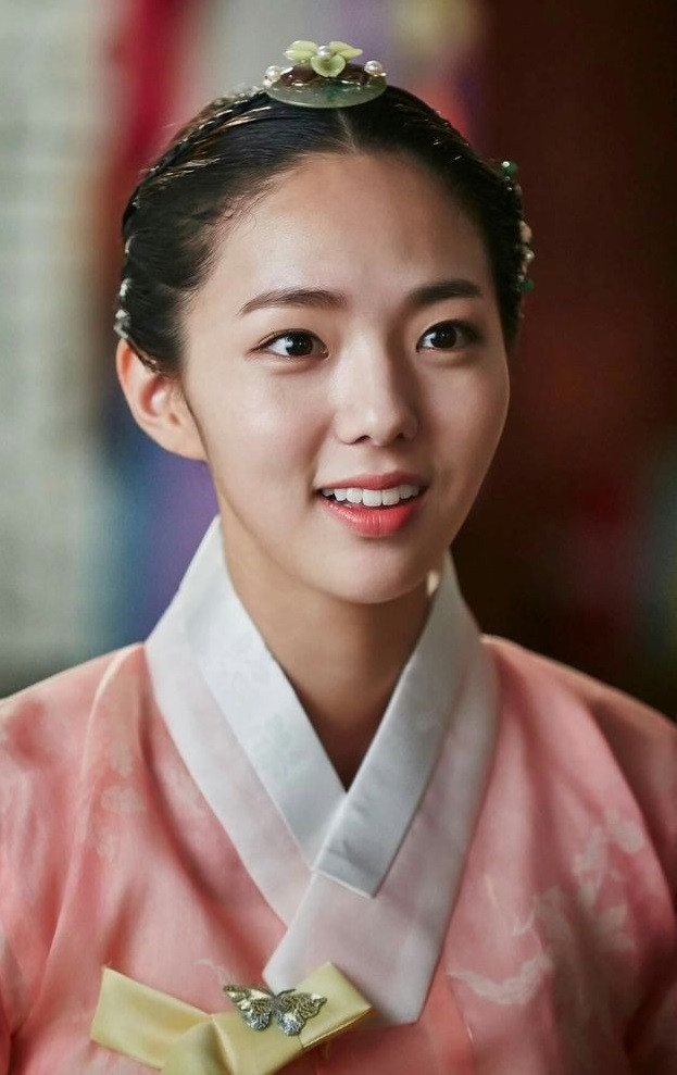 Vẻ ngoài xuất sắc giúp Chae Soo Bin &quot;lọt mắt xanh&quot; của nhân viên công ty giải trí khi trên đường đi học về. Cô sau đó ký hợp đồng với Toin Entertainment, chính thức bước vào ngành giải trí. Khi danh tiếng tăng lên, cô chuyển sang làm nghệ sĩ của King Kong by Starship, công ty quản lý các diễn viên khác như Lee Kwang Soo, Lee Dong Wook, Kim Bum và Yoo Yeon Seok.