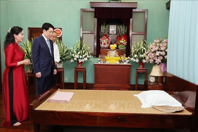 Chủ tịch nước Lương Cường tham quan những kỷ vật của Chủ tịch Hồ Chí Minh tại Nhà 67. Ảnh: Lâm Khánh/TTXVN Chủ tịch nước Lương Cường tham quan những kỷ vật của Chủ tịch Hồ Chí Minh tại Nhà 67. Ảnh: Lâm Khánh/TTXVN