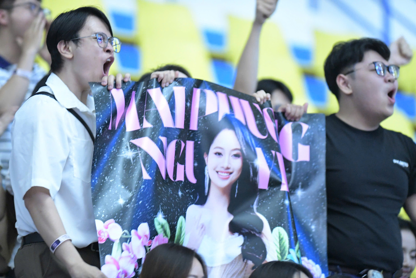 Dù hơn 22h, khán giả vẫn chật kín khán đài tại Cung thể thao Quần Ngựa. Mọi người nhiệt tình cổ vũ cho thí sinh Hoa hậu Việt Nam 2024.