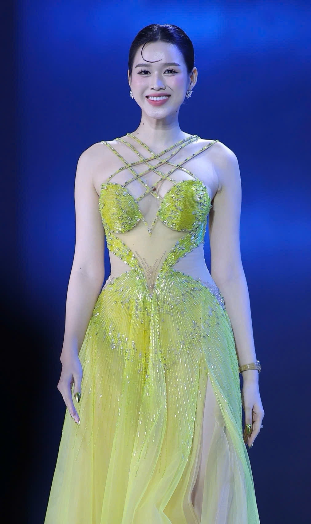 Hoa hậu Đỗ Hà thể hiện kỹ năng catwalk uyển chuyển, với thần thái rạng ngời.