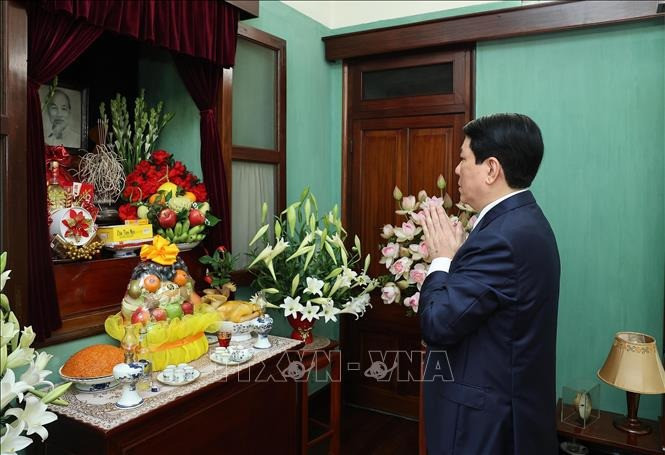 Chủ tịch nước Lương Cường dâng hương tưởng niệm Chủ tịch Hồ Chí Minh tại Nhà 67. Ảnh: Lâm Khánh/TTXVN Chủ tịch nước Lương Cường dâng hương tưởng niệm Chủ tịch Hồ Chí Minh tại Nhà 67. Ảnh: Lâm Khánh/TTXVN