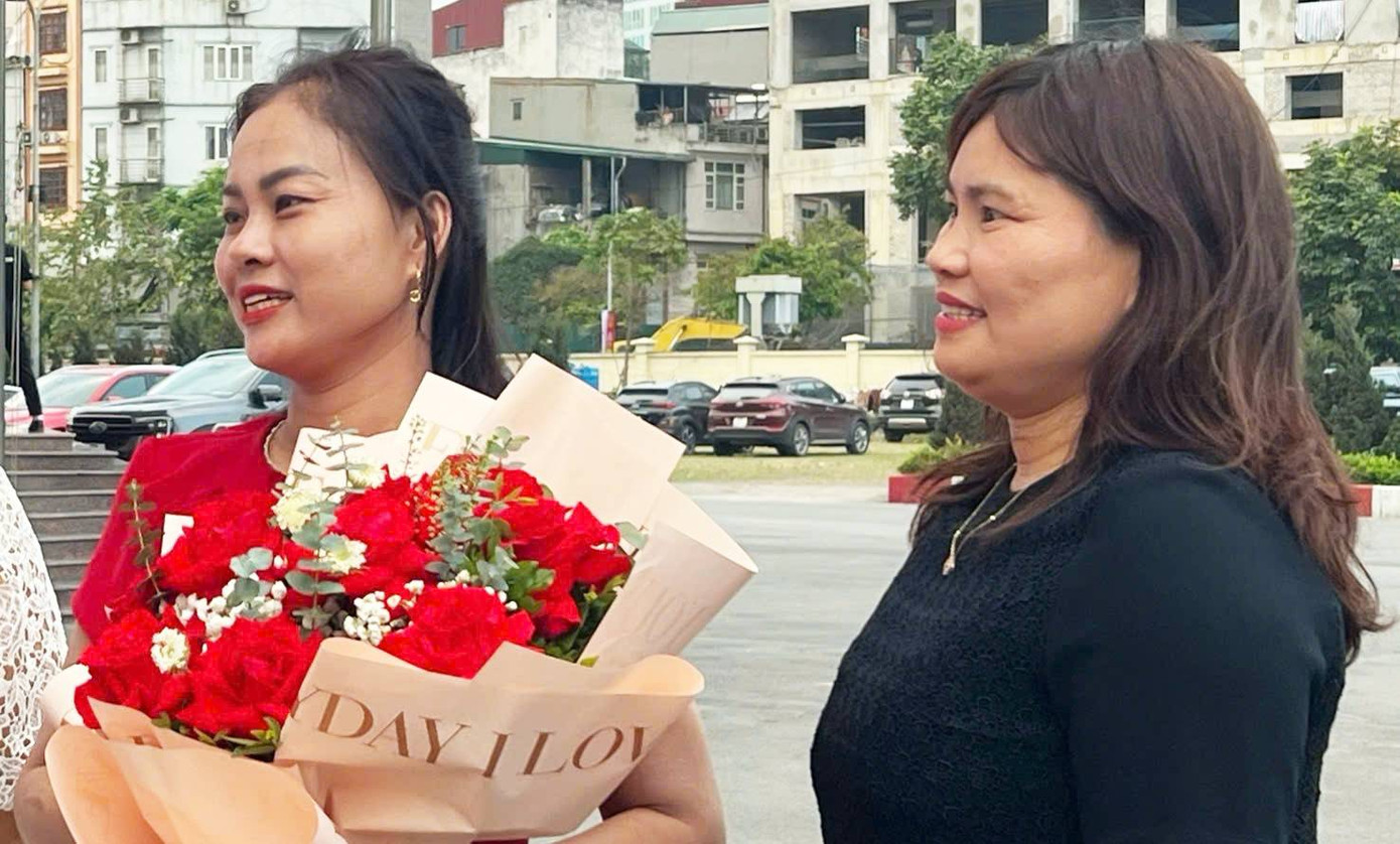 Chị Võ Thị Xuân mang theo hoa để tặng cho con gái.