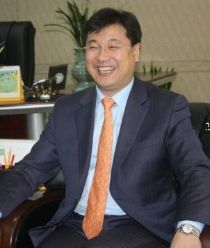 Sự nghiệp hơn 2 thập kỷ của Lee Seung Gi rơi vào khủng hoảng vì nhà vợ tai tiếng. Sự nghiệp hơn 2 thập kỷ của Lee Seung Gi rơi vào khủng hoảng vì nhà vợ tai tiếng.