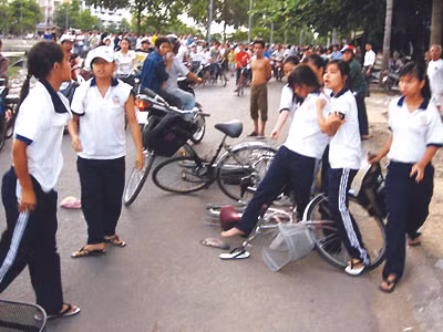 Những vụ học sinh đánh nhau giữa nơi công cộng vẫn thường xuyên diễn ra