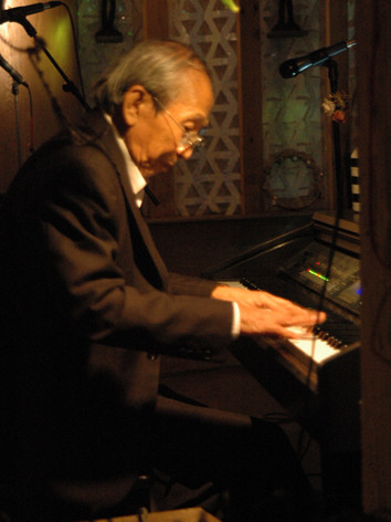 Nhạc sĩ lui về ẩn mình ở phòng trà ca nhạc. Ảnh: T.N.A. Nhạc sĩ lui về ẩn mình ở phòng trà ca nhạc. Ảnh: T.N.A