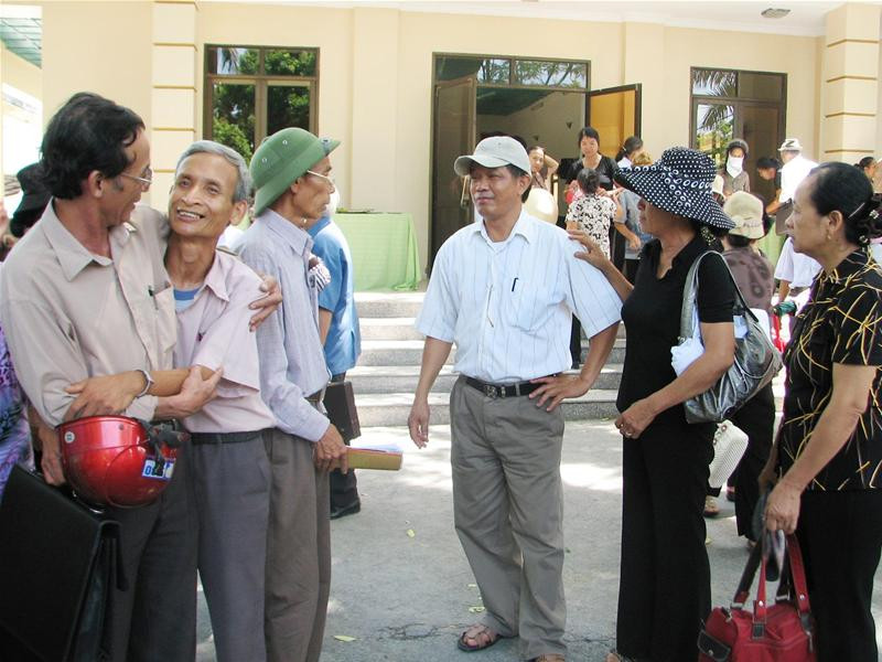 Các nhân chứng trong vụ thảm sát sáng 14-6-1972 vui mừng gặp lại nhau sau gần 38 năm. Ảnh: Hoàng Lam