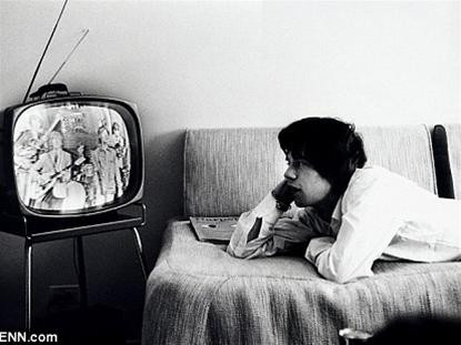 Cảnh sát đã phải can thiệp khi các fans hâm mộ lao tới khu vực biểu diễn của Rolling Stones tại Fresno California, Mỹ. Hai tay guitar Brian Jones và Keith Richards của Rolling Stones uống cocktail tại khách sạn của họ ở Florida. Mick Jagger tại khách sạn Jack Fort Harrison ở Clearwater, Florida, Mỹ. Mick Jagger thư giãn sau một ngày thu âm tại Studio RCA ở Hollywood, California. Huyền thoại nhạc soul James Brown và Mick Jagger tại hậu trường của Teen Age Music International Show. Mick Jagger biểu diễn single đầu tiên tại Mỹ của Rolling Stones - Not Fade Away. Mick Jagger xem tivi lúc nghỉ ngơi trong tour diễn Mỹ của Rolling Stones. Mal Evans - nhà thu âm và là nhạc sĩ phụ cho nhóm Beatles trêu đùa Ringo Starr trong một kì nghỉ tại Key West, Florida khi họ đang đi tour tại Mỹ. The Beatles trêu đùa nhau trong khi chụp hình cho một tạp chí tại Bel Air, California, Mỹ. John Lennon tại hậu trường của sân vận động J.F.K ở Philadenphia, Mỹ. Brian Jones và Keith Richards chơi đùa với một đạo cụ trong buổi chụp hình bìa của một album. John Lennon làm trò trong khi thử âm thanh trước một buổi biểu diễn tại Mỹ. Mick Jagger trong phòng thay đồ chuẩn bị cho sự xuất hiện của Rolling Stones tại chương trình Ed Sullivan Show. Keith Richards tại sân bay và sau đó cắt tóc cho Charlie Watts trước một buổi biểu diễn.