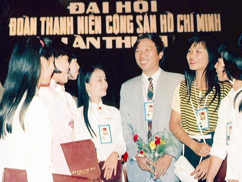 Đồng chí Hồ Đức Việt với các đại biểu dự Đại hội Đoàn toàn quốc lần thứ VI Đồng chí Hồ Đức Việt với các đại biểu dự Đại hội Đoàn toàn quốc lần thứ VI