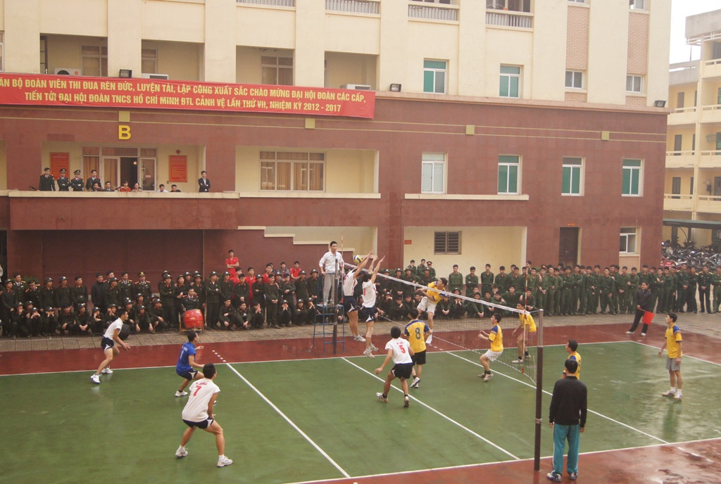 Trận thi đấu bóng chuyền giữa BTL Cảnh vệ và BTL Bảo vệ Lăng Chủ tịch Hồ Chí Minh mở đầu cho chuỗi các hoạt động của ngày hội 