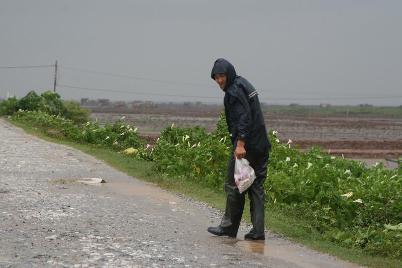 Người dân chuẩn bị mì tôm cho bữa tối