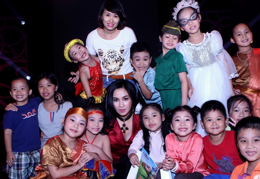 Thanh Lam bên các fans nhí