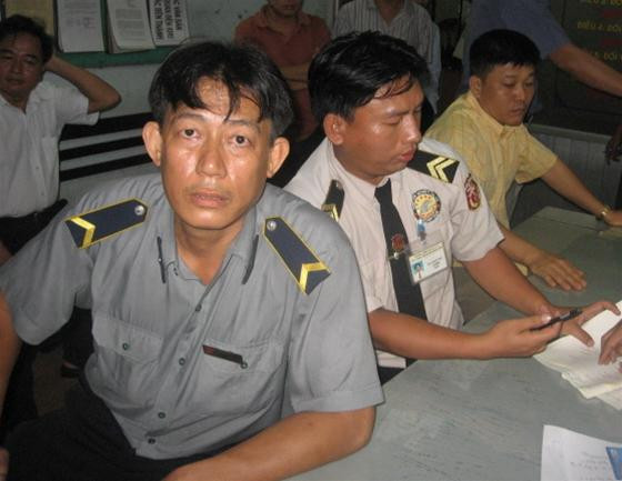 Nhóm bảo vệ tham gia khống chế cướp - Ảnh T.H.V