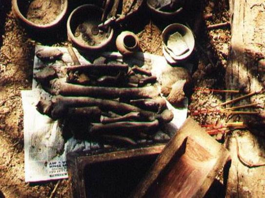 Một số hiện vật đào được từ đoạn sông Tô Lịch Đoạn sông Tô Lịch - Nơi ông Cường đã kể nhiều chuyện khó tin