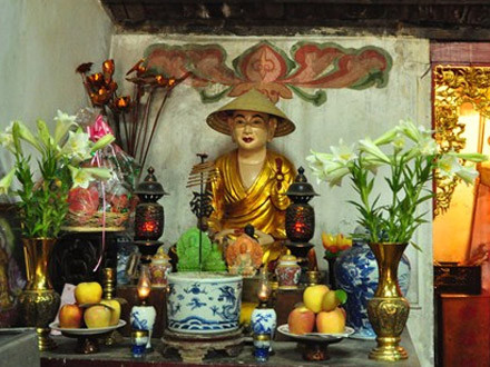 Tượng phật trong Chùa Một Cột từng phải đội nón chống... dột. Tượng phật trong Chùa Một Cột từng phải đội nón chống... dột