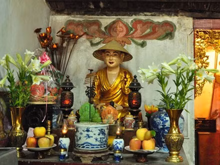 Tượng phật trong Chùa Một Cột từng phải đội nón chống... dột