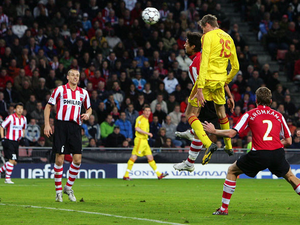 ...và cú đánh đầu của Crouch