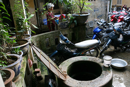 Giếng chung ở ngõ Hàng Chỉ, đây là giếng duy nhất còn lại ở đây vẫn được sử dụng. Nước giếng cực trong và không có mùi